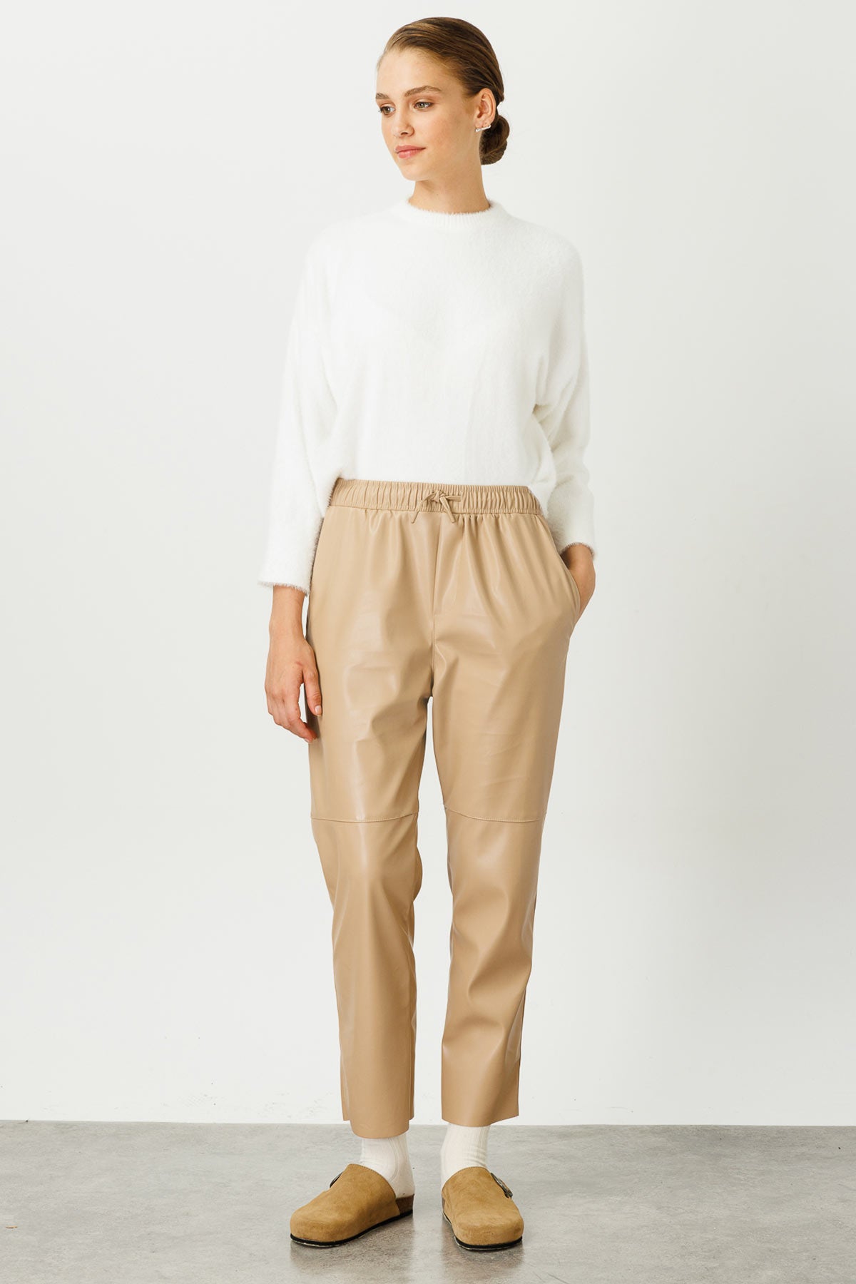 Sewing detailed leather pants - beige – Joozal